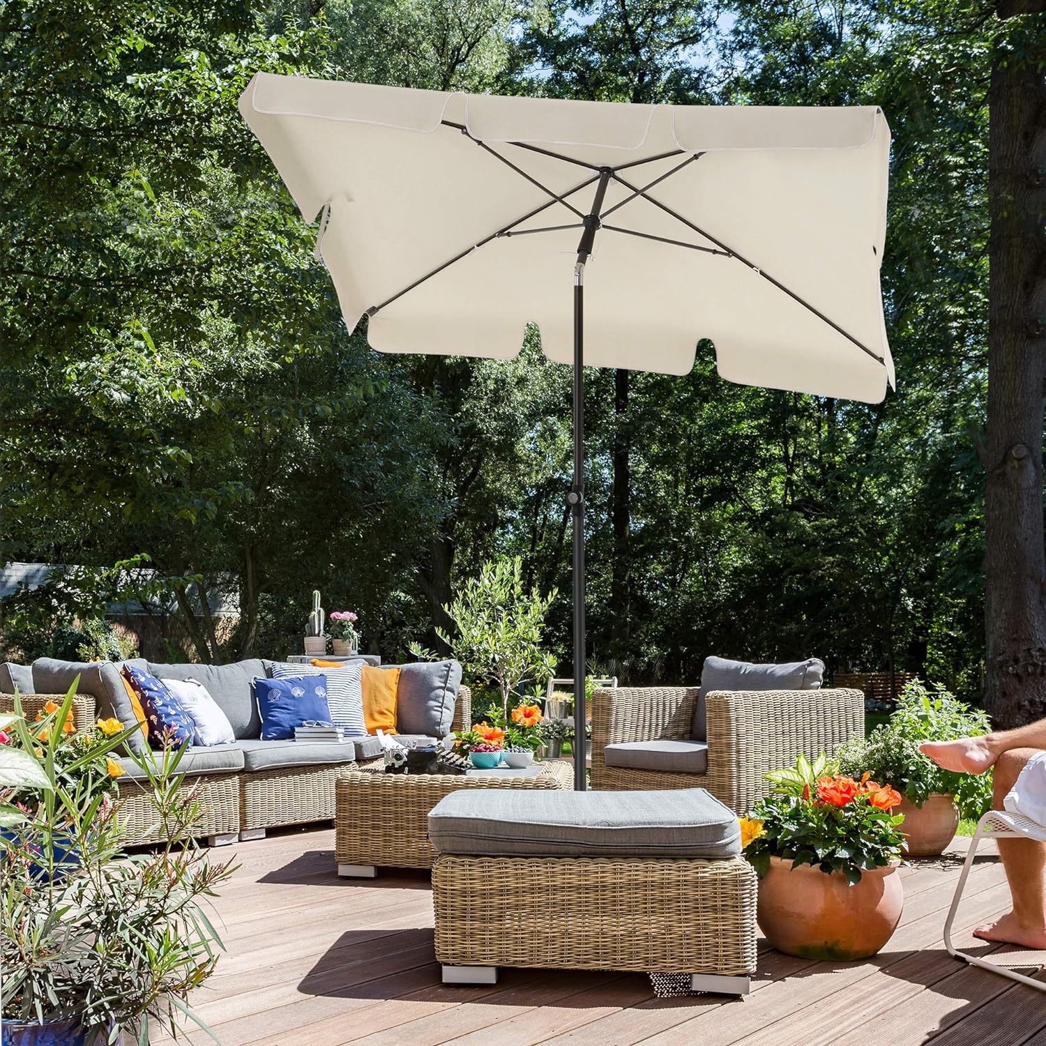 Umbrelă pentru balcon, terasă sau plajă Songmics, înclinabilă, 180x125 cm, bej