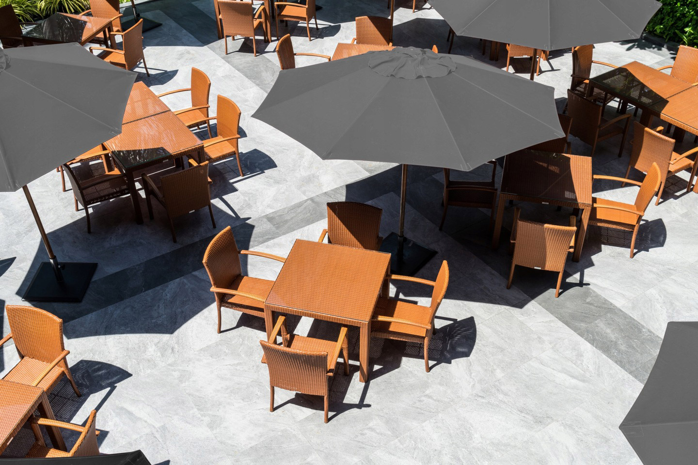 Umbrela de terasa si gradina 300 cm gri, cu inclinare si husa inclusa