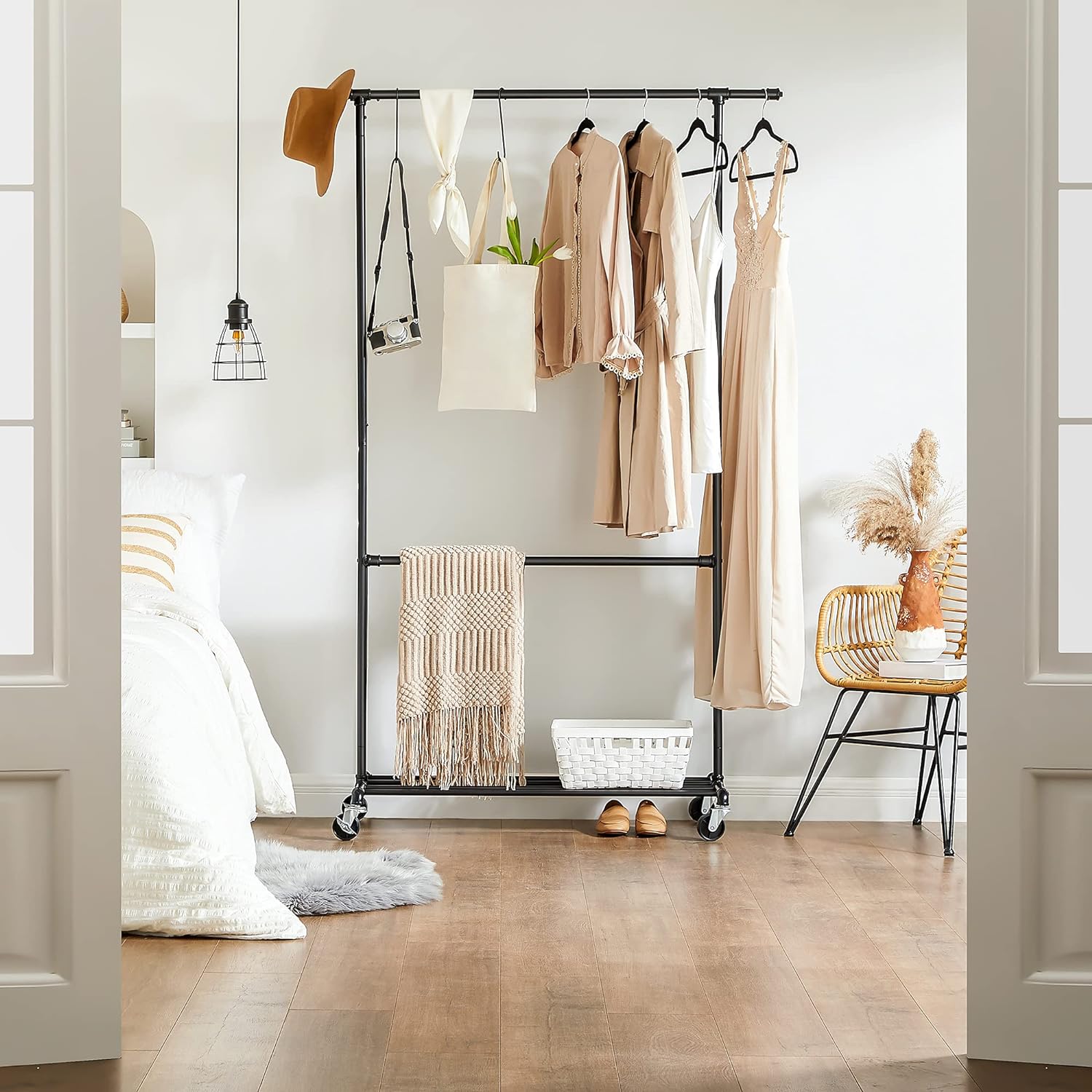 Suport pentru haine SONGMICS cu 2 bare, raft si roti, metalic, negru