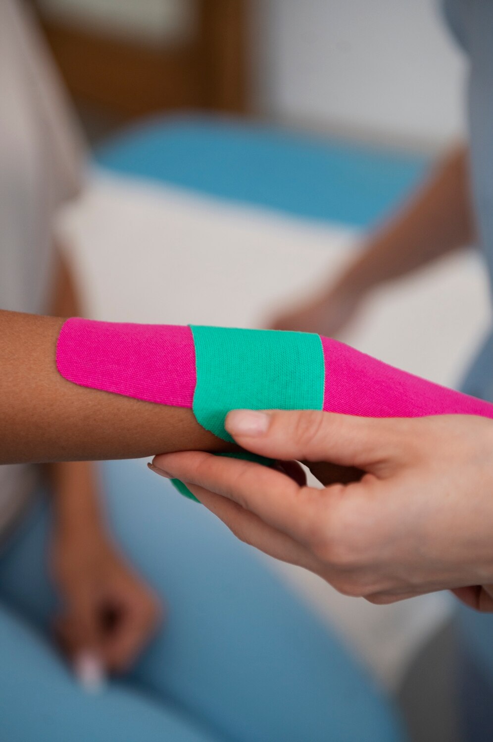 Bandă Kinesio elastică 5 cm x 5 m, roz, pentru susținere musculară