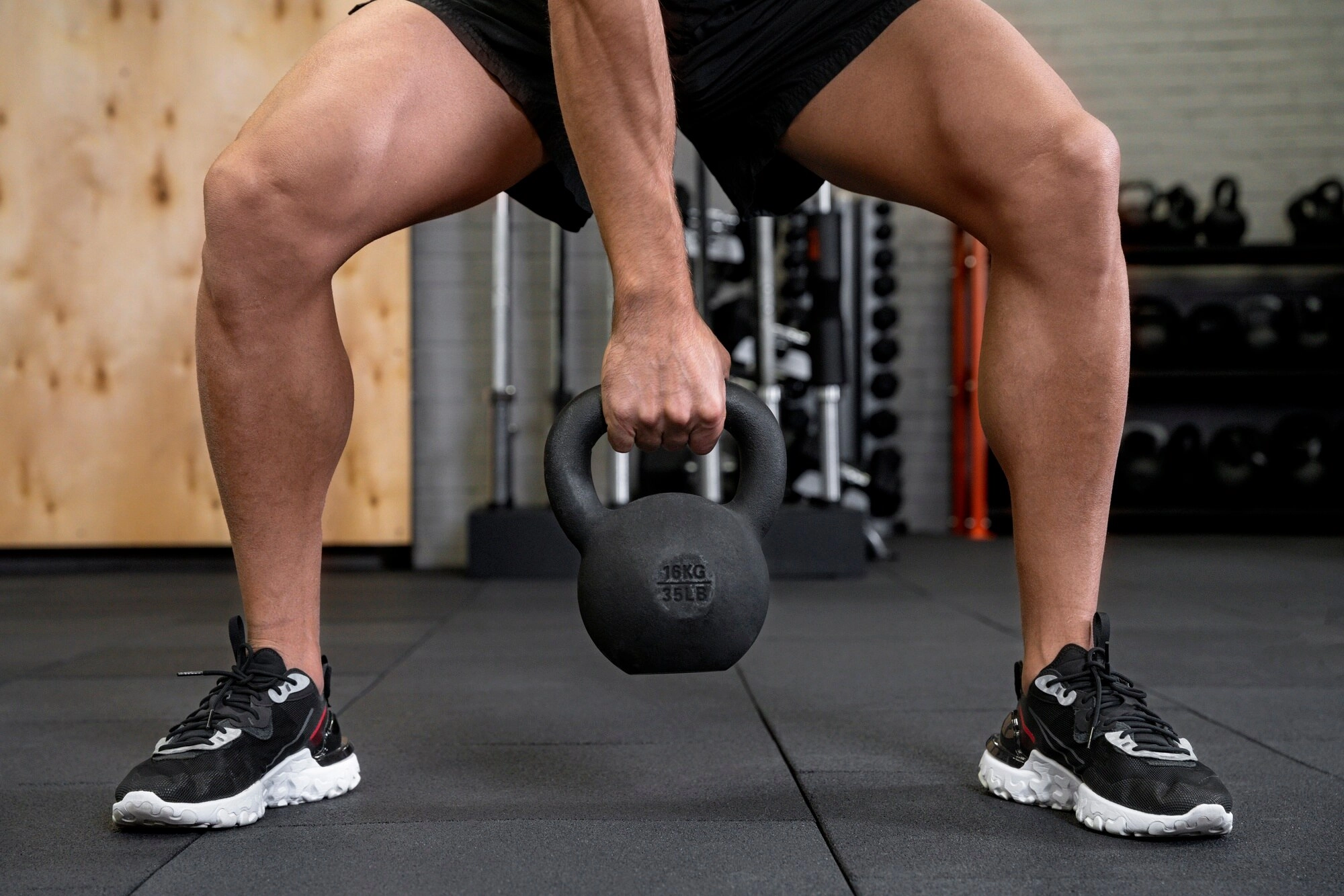 Kettlebell din vinil 8 kg, negru-albastru, pentru antrenamente de forta