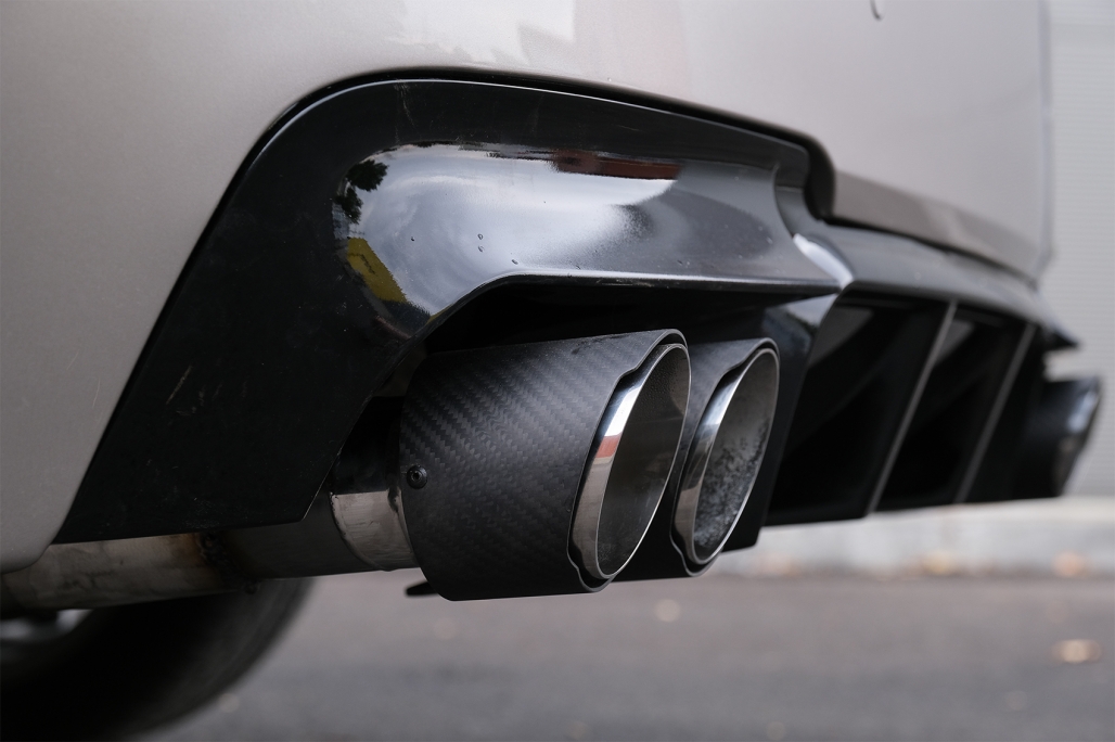 Pachet Exterior cu Toba Ornament Evacuare Fibra Carbon Mat Orificiu de admisie 5.8 cm Partea Stanga BMW Seria 5 F10 (2011-2014) M-Technik Design Performance AutoTuning