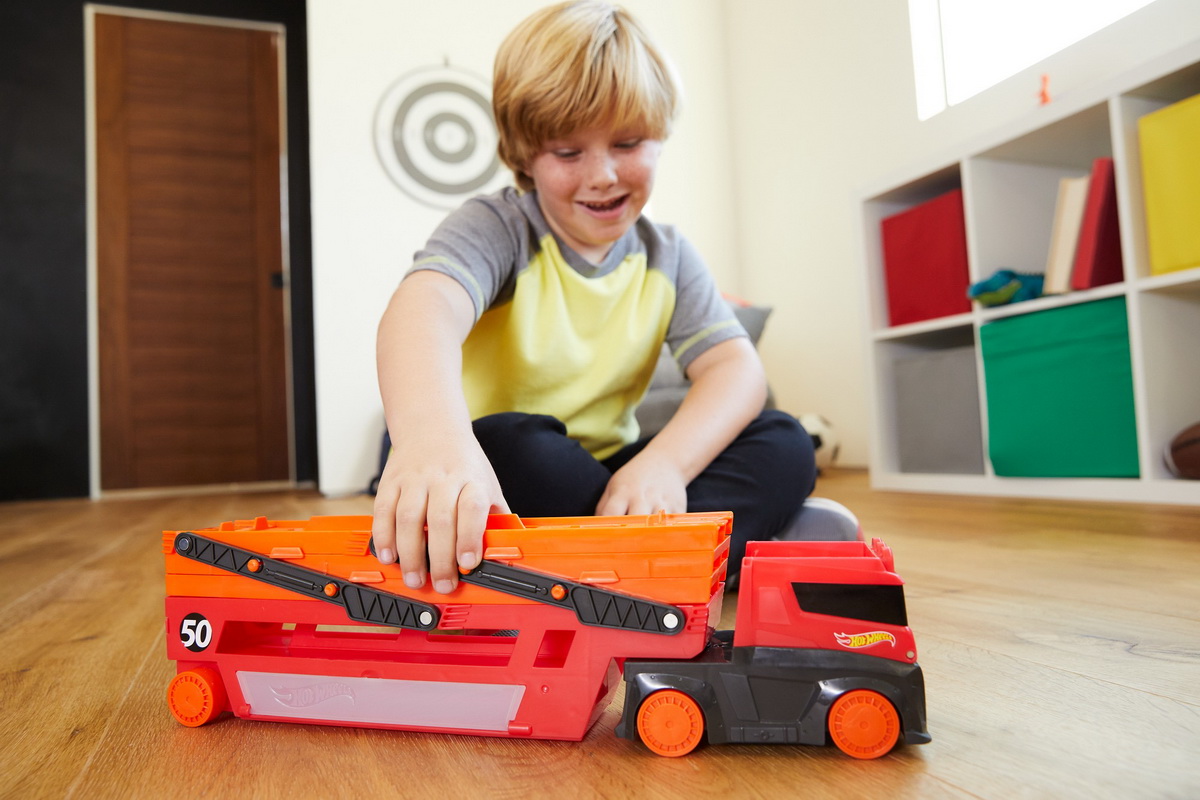 HOT WHEELS MEGA TRANSPORTATORUL DE MASINI SuperHeroes ToysZone