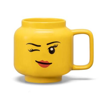 LEGO Cană mare LEGO din ceramică – Fată care face cu ochiul Quality Brand