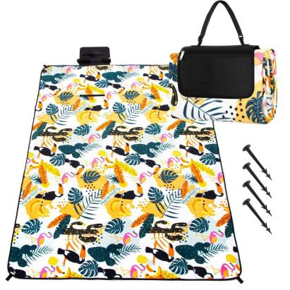 Patura pentru picnic sau plaja, cu folie izolatoare si maner, 150x200cm, model tropical, alb verde Household NewTrend