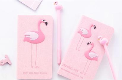 Set Cadou pentru Copii, Caiet cu Flamingo finisat cu piele ecologica + Pix cu Flamingo FAVLine Selection