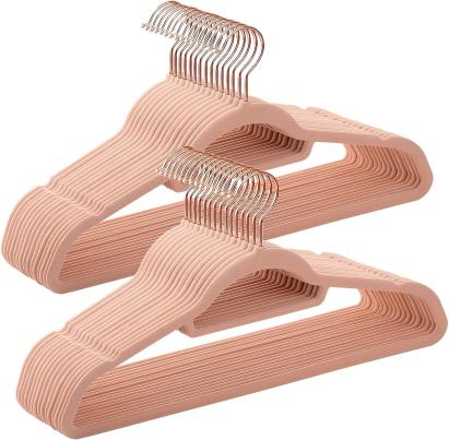 SONGMICS Set de 50 de umerase pentru haine, anti-alunecare cu catifea, bara de cravata si carlig pivotant, 43,5 cm, roz Household NewTrend