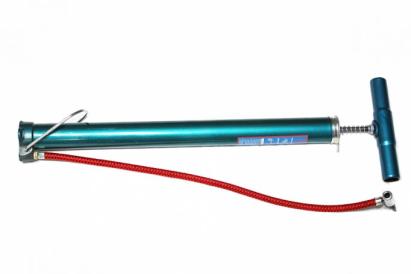 Pompă manuală auto din metal cu manometru – Micul Fermier GF-0096