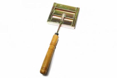 Țesală pentru animale cu mâner lung – Micul Fermier GF-0632