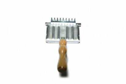 Tesală pentru animale cu mâner din lemn Micul Fermier GF-0413