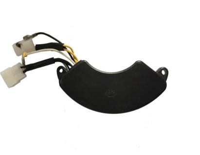 Regulator tensiune AVR trifazic 5 kW 450V 680µF, carcasă semilună din plastic