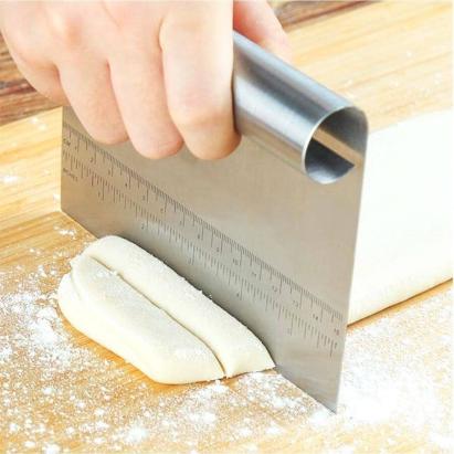 Racletă din oțel inoxidabil pentru tăiat și porționat aluat, 15 cm, cu riglă