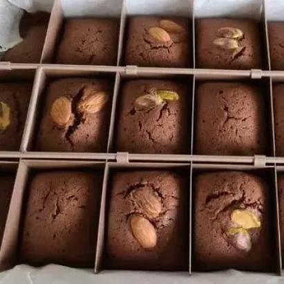 Tavă pentru prăjituri Leziter CakeyBakey cu separator detașabil, 18 porții