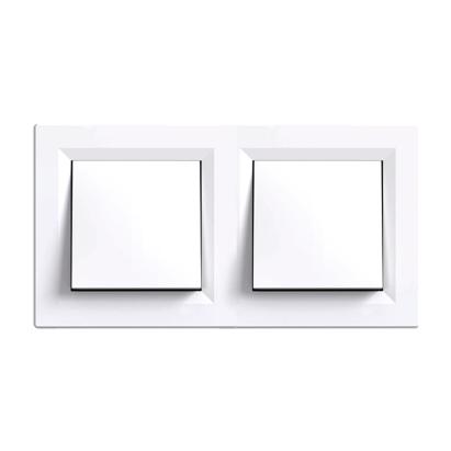 Comutator dublu Leziter Nova 10A/250V alb, cu ramă dublă, montaj îngropat