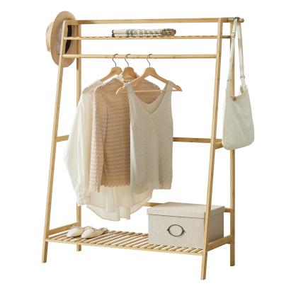 Cuier tip stativ din bambus natural cu 2 rafturi, 139 x 100 x 40 cm