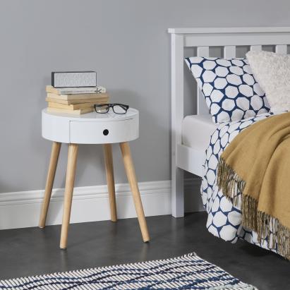 Noptieră Aurich albă cu sertar, design retro, 50x38x38 cm