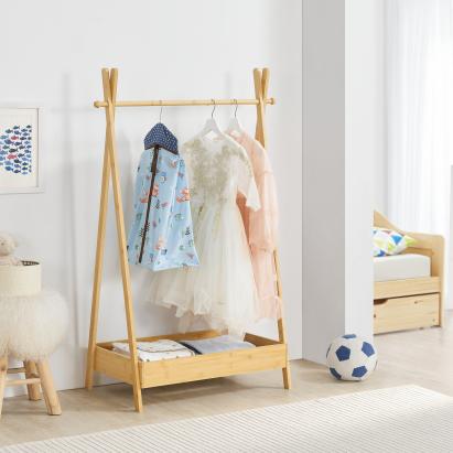 Cuier tip stativ din bambus Sola, cu bară pentru haine și raft inferior
