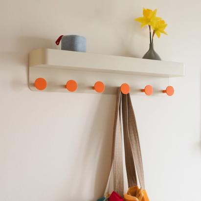 Cuier de perete crem cu poliță și 6 cârlige, 60 x 11,8 x 13 cm REMEMBER