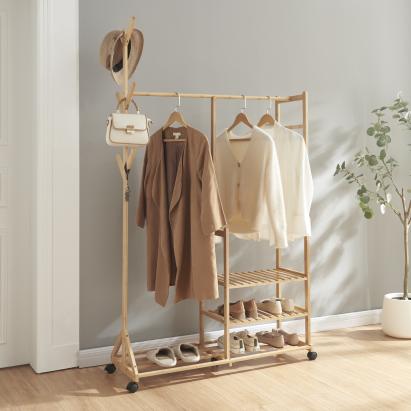 Cuier pentru haine cu roți din bambus Ikaalinen, cu rafturi și 6 cârlige