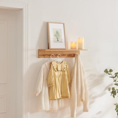 Cuier de perete din bambus cu poliță și 6 cârlige Fjord