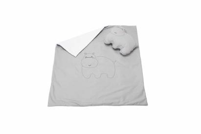 Set păturică brodată 100x110 cm și pernă bebeluși Hipopotam SomnArt