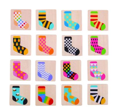 Joc de memorie din lemn pentru copii - Ciorapeii mei, 32 carduri