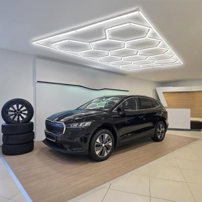 Iluminare LED hexagonală pentru atelierul de garaj showroom 6500K 4.85 x 2.44m Performance AutoTuning