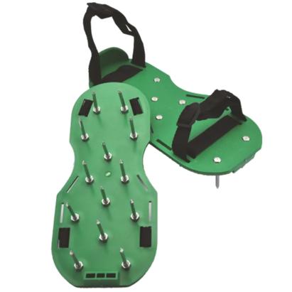 Sandale pentru aerarea gazonului cu 26 tepi metalici si curele reglabile