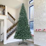 Brad de Crăciun artificial pre-iluminat cu set de bile Verde GartenMobel Dekor