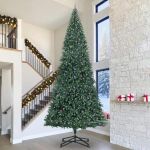 Brad de Crăciun artificial pre-iluminat cu set de bile Verde GartenMobel Dekor