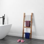 Suport prosoape Luumäki 120x47x2cm efect lemn nuanta inchisa design scara [en.casa] HausGarden Leisure