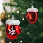 Decorațiune festivă – mănuși roșii cu fulg de zăpadă – 7,2 x 5 cm – set 2 bucăți Best CarHome