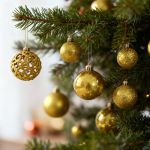 Set de ornamente pentru brad – 100 de globuri + vârf stea – auriu Best CarHome