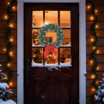 Coroniță decorativă pentru ușă – cu fundă roșie, efect zăpadă – Ø27 cm Best CarHome