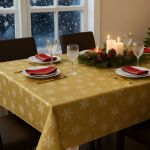 Față de masă decorativă – 140 x 240 cm – 100% poliester – model fulg de nea, culoare aurie Best CarHome