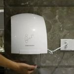 Uscător de mâini cu senzor 1800W, carcasă ABS albă, montaj pe perete