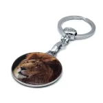 Breloc metalic cu rășină epoxy, model Leu, rezistent și elegant