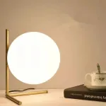 Veioză Ozana aurie cu glob din sticlă albă, 1x E27, pentru interior