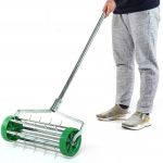 Scarificator si aerator manual pentru gazon cu 27 cuie, latime lucru 42 cm, maner metalic, verde Household NewTrend
