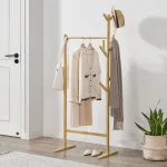 Cuier pentru haine din bambus Nordreisa, cu bară și 8 cârlige, 65x40x170 cm