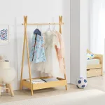 Cuier tip stativ din bambus Sola, cu bară pentru haine și raft inferior