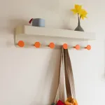 Cuier de perete crem cu poliță și 6 cârlige, 60 x 11,8 x 13 cm REMEMBER