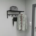 Cuier de perete Tolga cu raft pentru palarii, metal negru