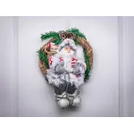 Decoratiune de Craciun cu Mos Craciun asezat in coronita, 30 cm