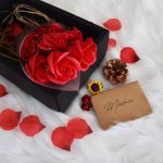 Cutie eleganta cu trandafiri rosii de sapun StarHome GiftGalaxy