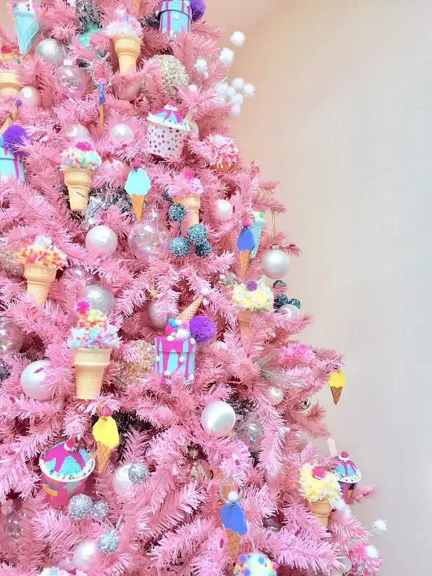 Brad de Crăciun cu Decor Roz Pastel Brad de Crăciun cu Decor Roz Pastel