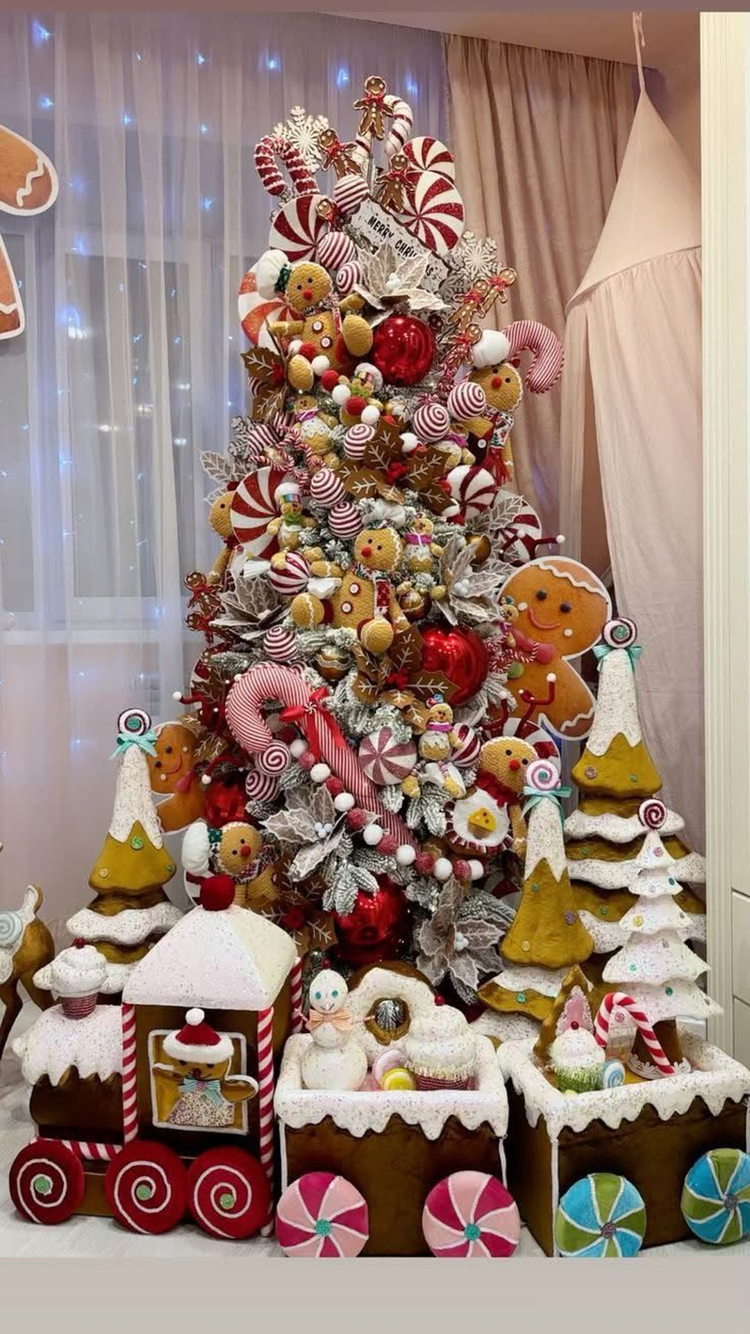 Brad de Crăciun Împodobit cu Turtă Dulce și Bastonașe