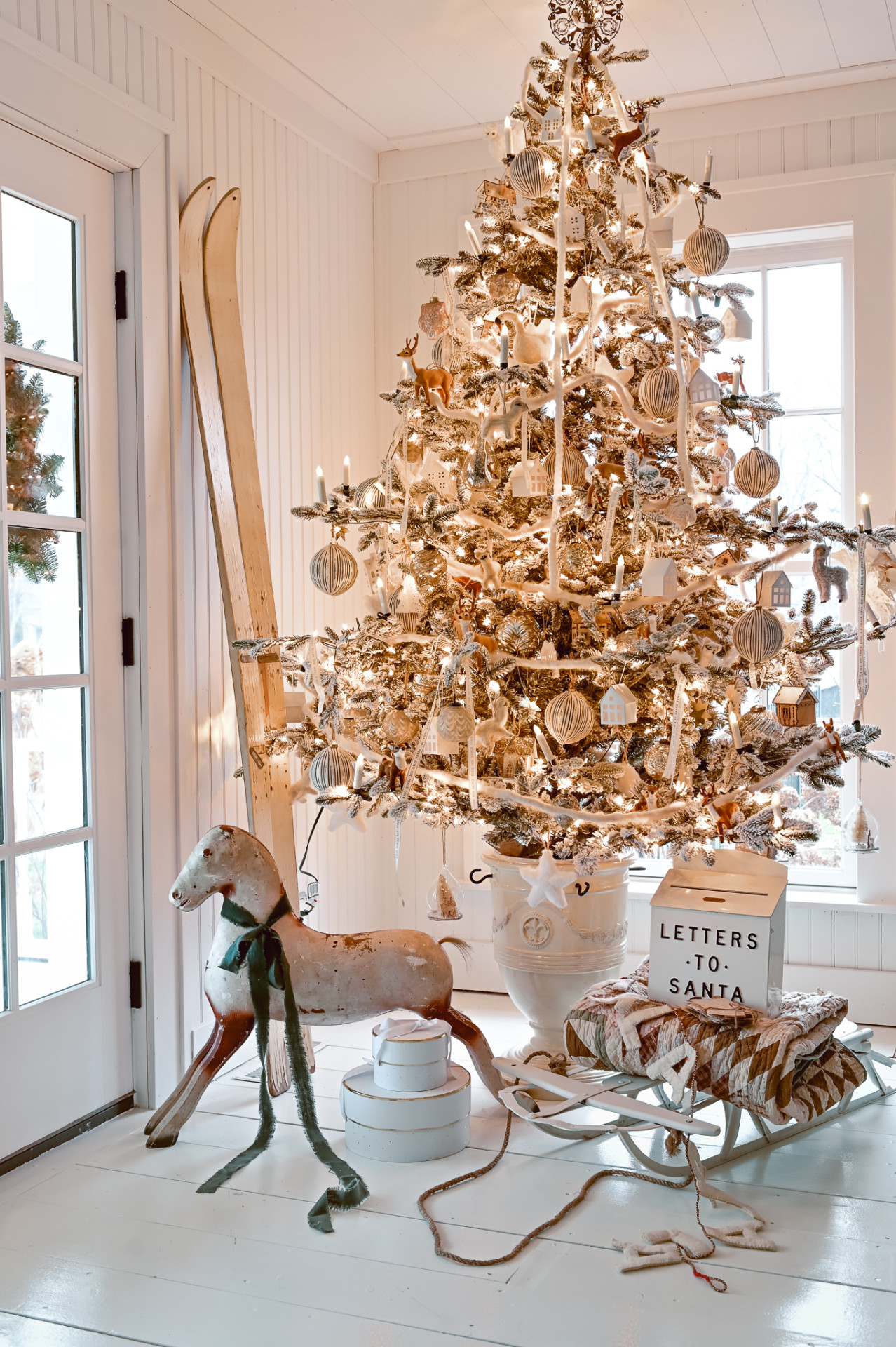 Brad Eclectic cu Elemente Rustice și Naturale