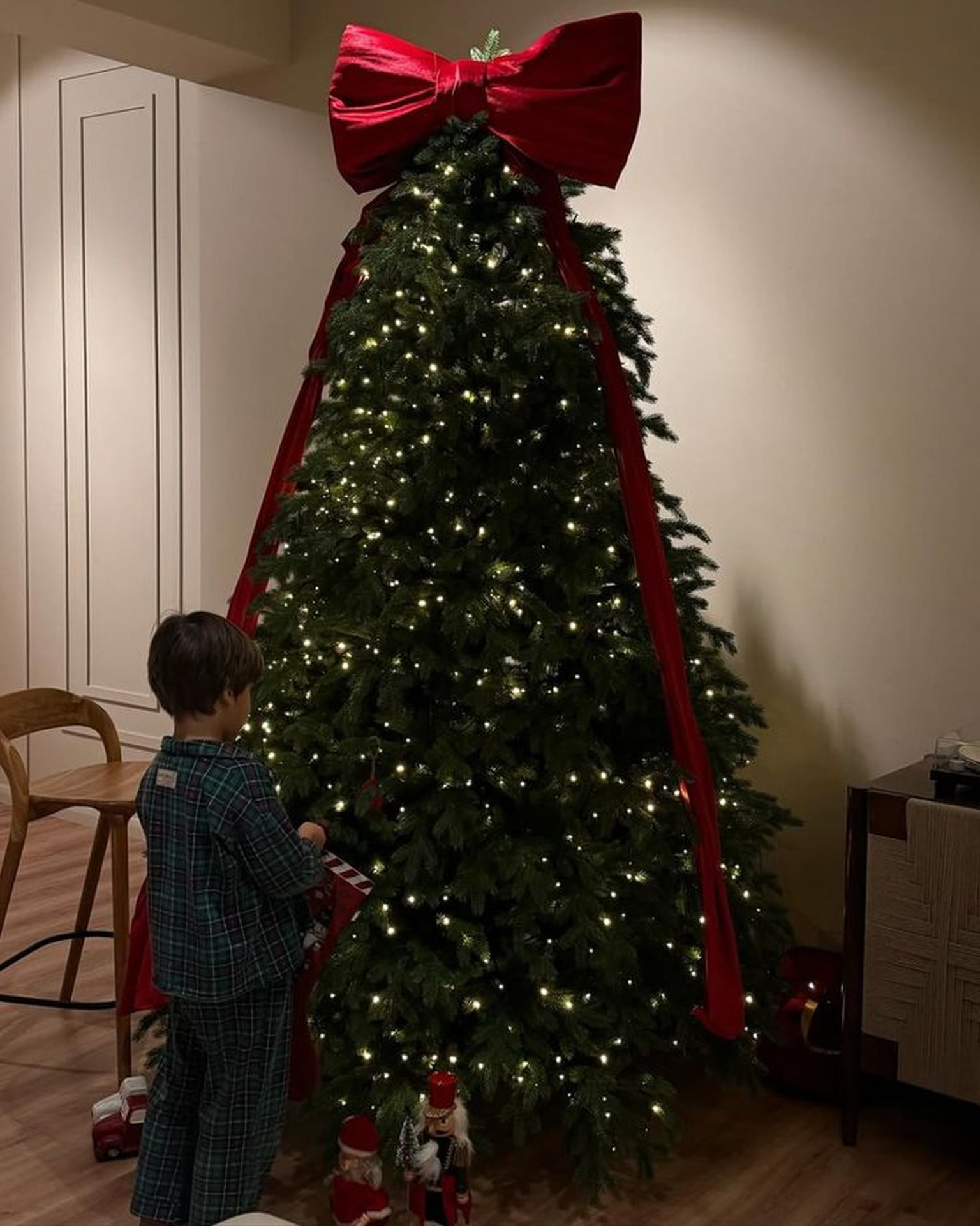 Brad Minimalist cu Fundă Roșie și Lumini