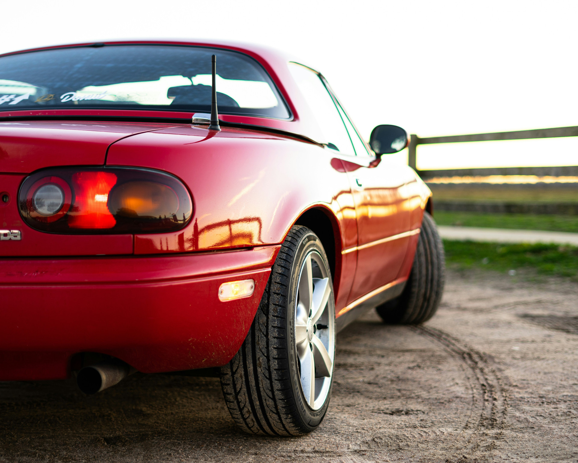 Chevrolet Camaro roșu cu anvelope auto de vară Chevrolet Camaro roșu cu anvelope auto de vară